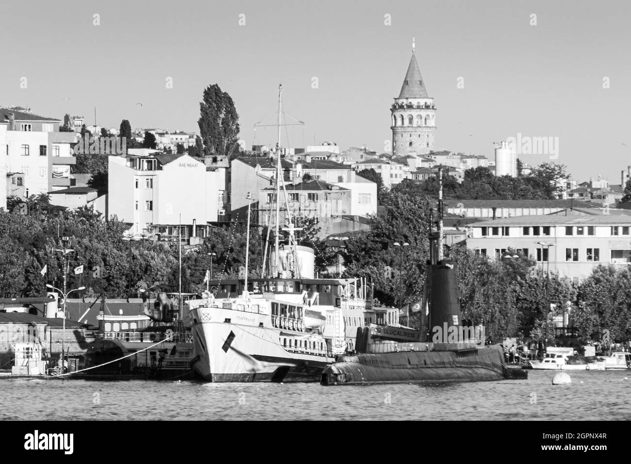 Istanbul, Turchia; 26 maggio 2013: Nave e sottomarino esposti nel museo dei trasporti, con la Torre Galata sullo sfondo. Foto Stock