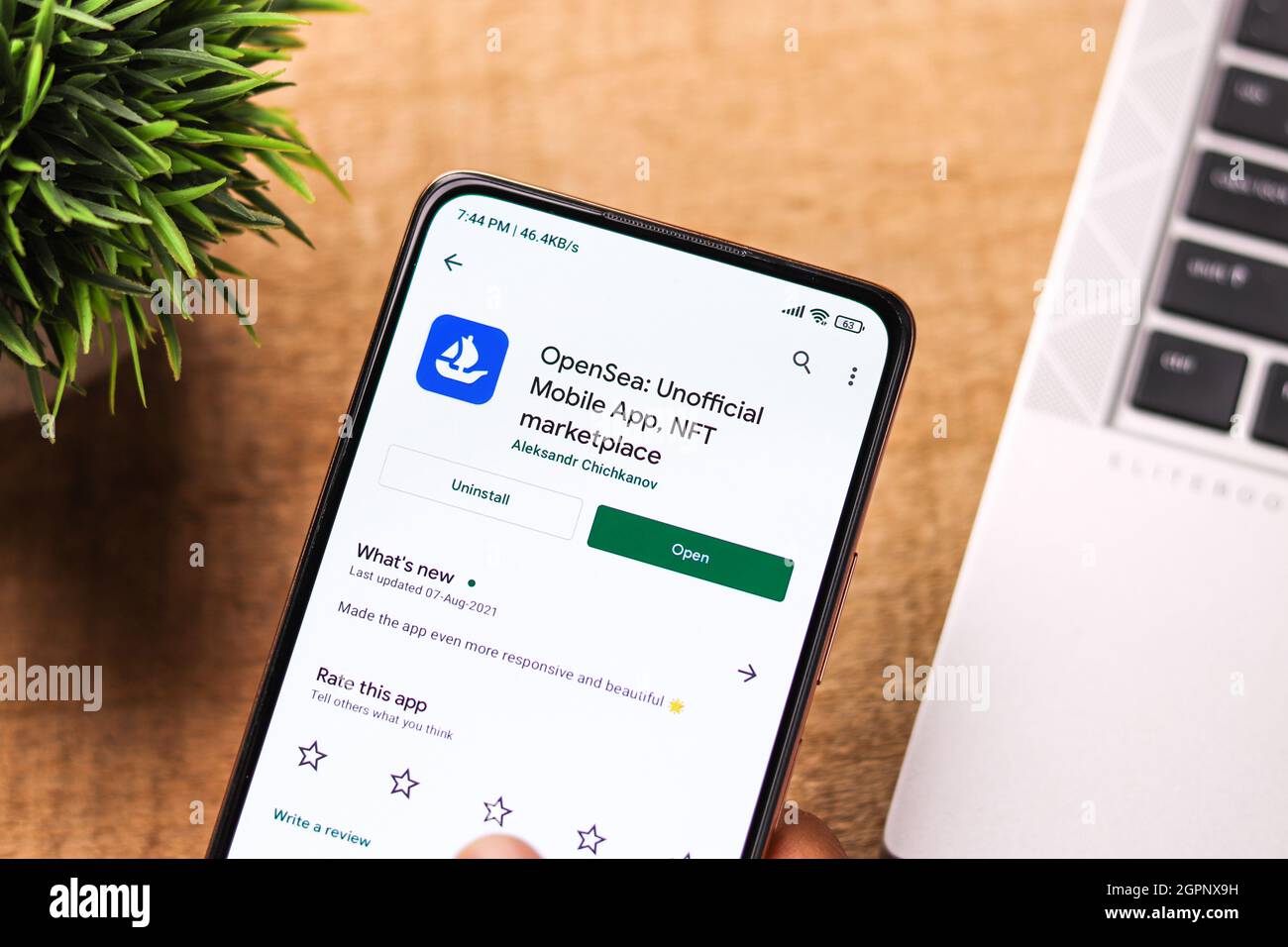 West Bangal, India - 28 settembre 2021 : immagine stock del logo OpenSea sullo schermo del telefono. Foto Stock