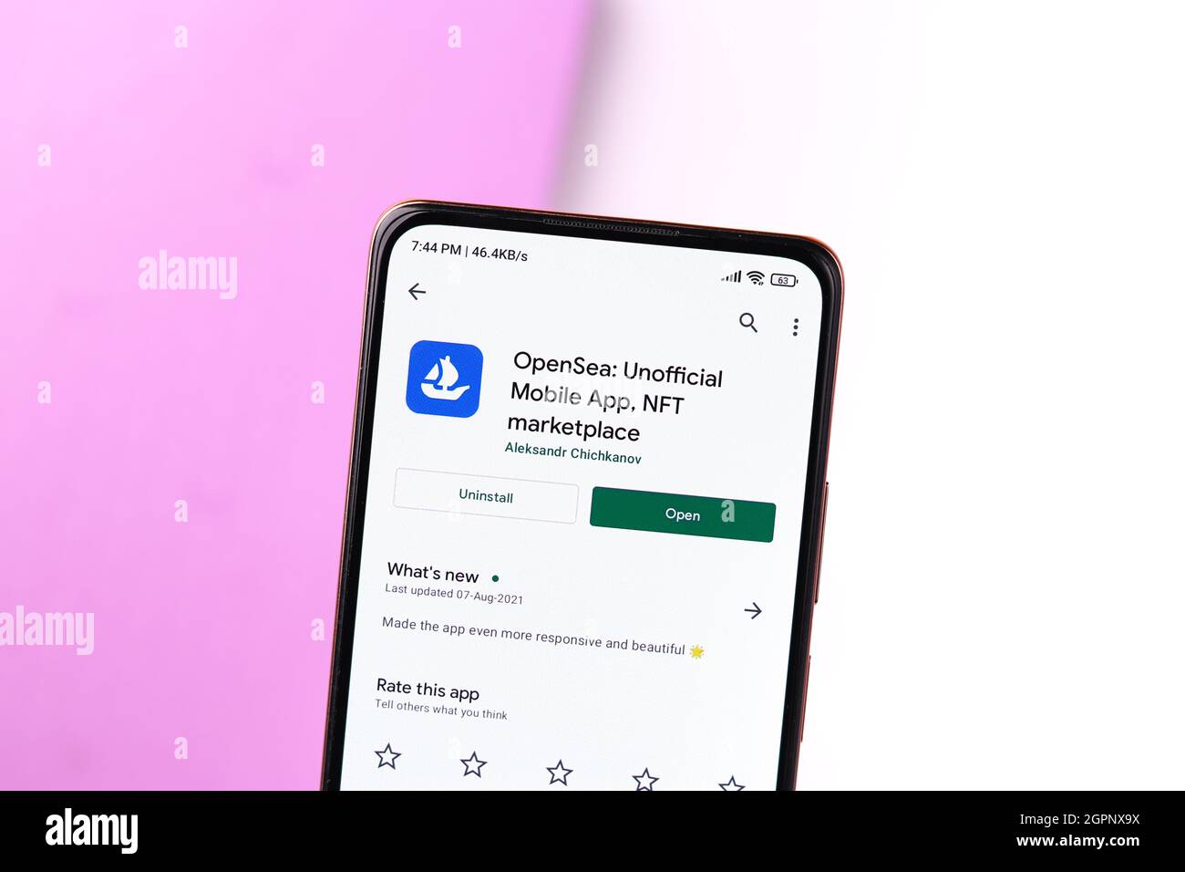 West Bangal, India - 28 settembre 2021 : immagine stock del logo OpenSea sullo schermo del telefono. Foto Stock