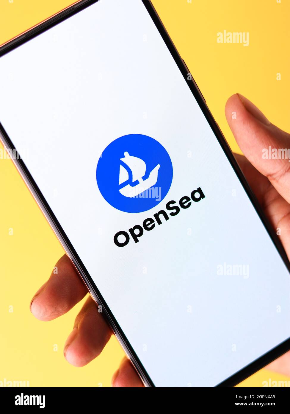 West Bangal, India - 28 settembre 2021 : immagine stock del logo OpenSea sullo schermo del telefono. Foto Stock