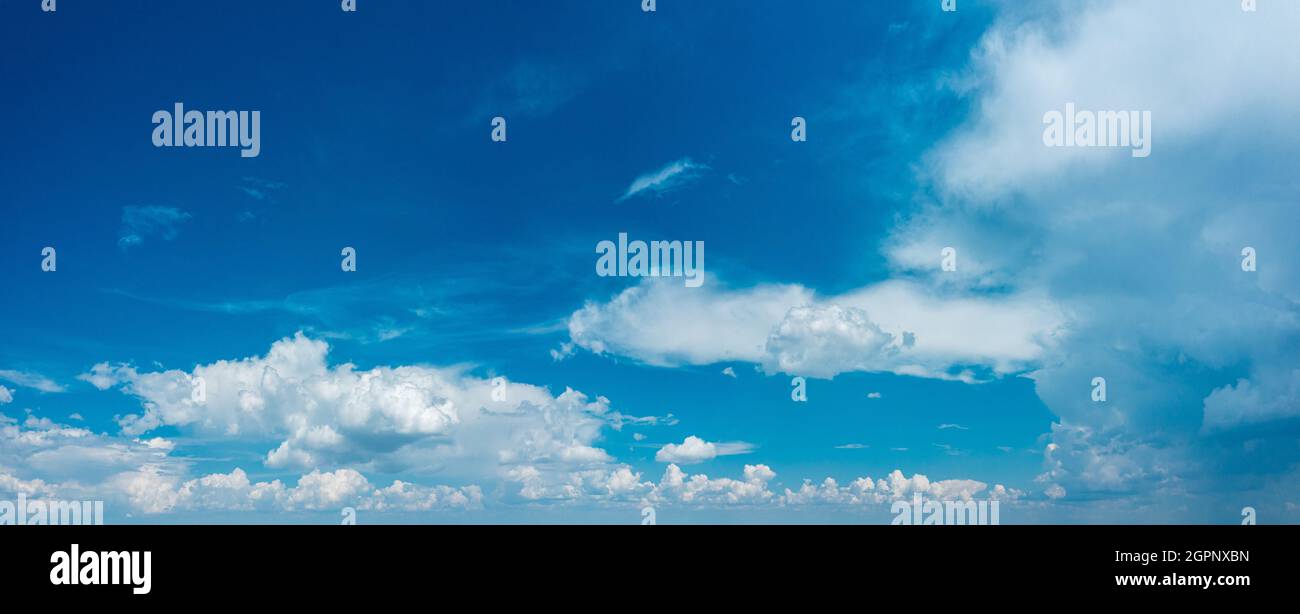 Cielo blu profondo e diversi tipi di nuvole bianche in esso. Bellissimo sfondo naturale. Foto Stock