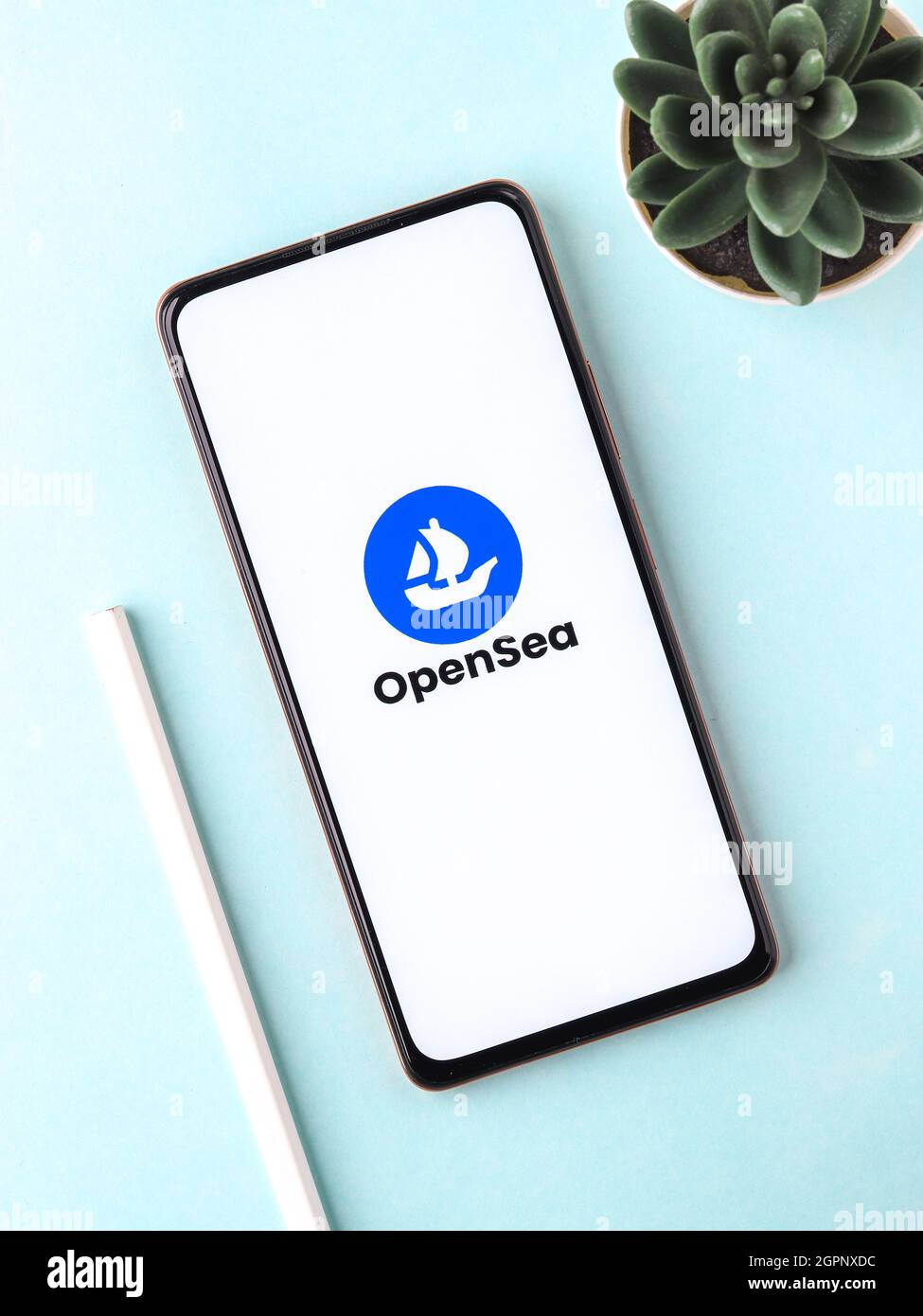 West Bangal, India - 28 settembre 2021 : immagine stock del logo OpenSea sullo schermo del telefono. Foto Stock