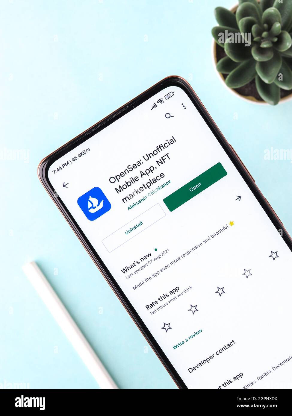 West Bangal, India - 28 settembre 2021 : immagine stock del logo OpenSea sullo schermo del telefono. Foto Stock
