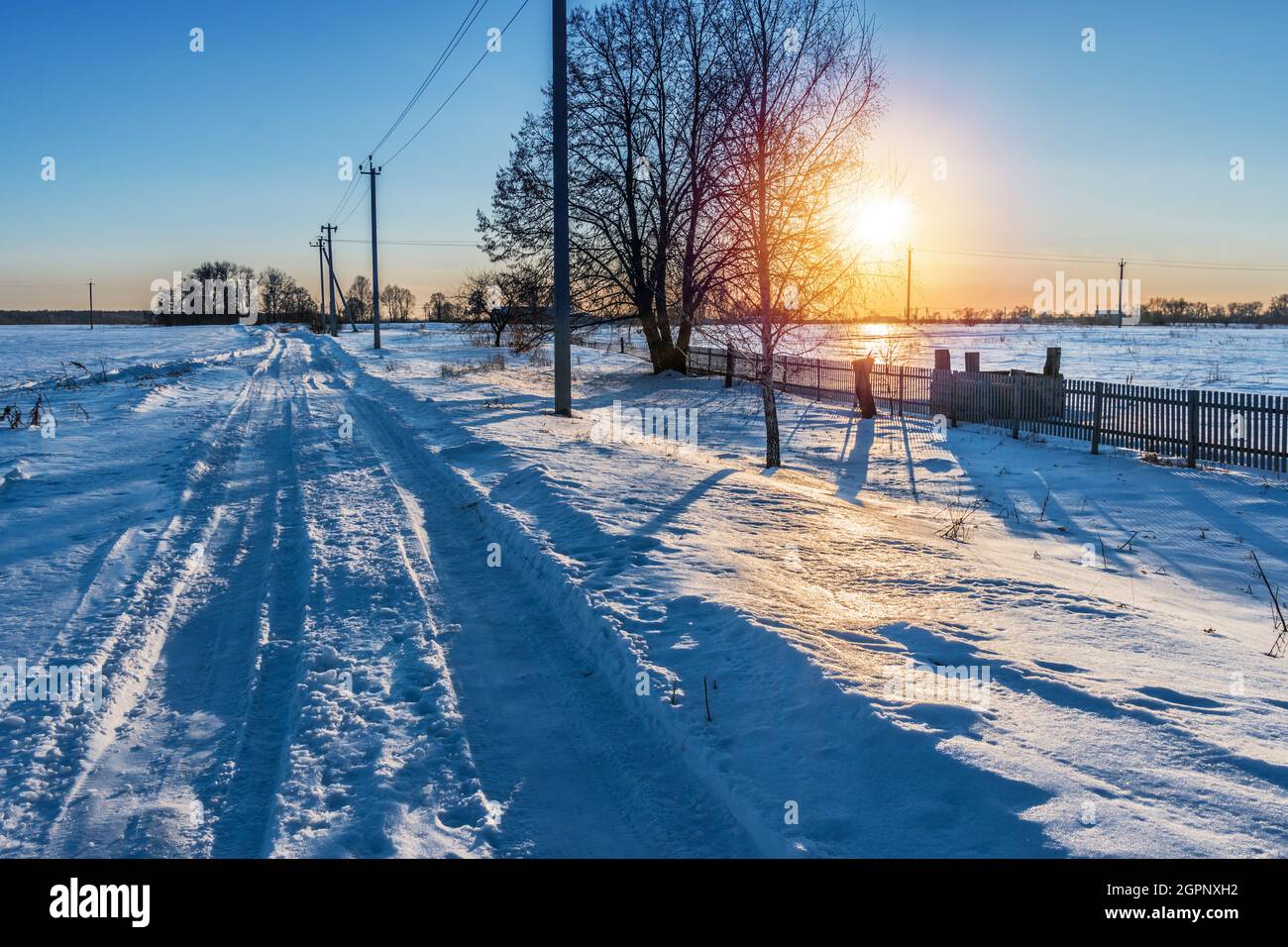 L'inverno fuori dalla grande città. Paesaggio invernale rurale nevoso. Foto Stock