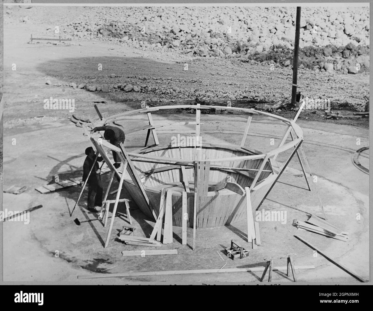 Un team di due persone che preparano le persiane interne per i miscelatori preliminari presso Shoreham Cement Works. John Laing &amp; Son Ltd ha costruito una nuova fabbrica di cemento per la Associated Portland Cement Manufacturers Ltd in questa cava di gesso in Upper Beeding vicino Shoreham-by-Sea, con lavori in cava a partire dal febbraio 1949. I lavori sul sito erano vari e complessi e includevano la costruzione di edifici presso le cementerie, le modanature ferroviarie e un impianto di movimentazione del carbone. Foto Stock