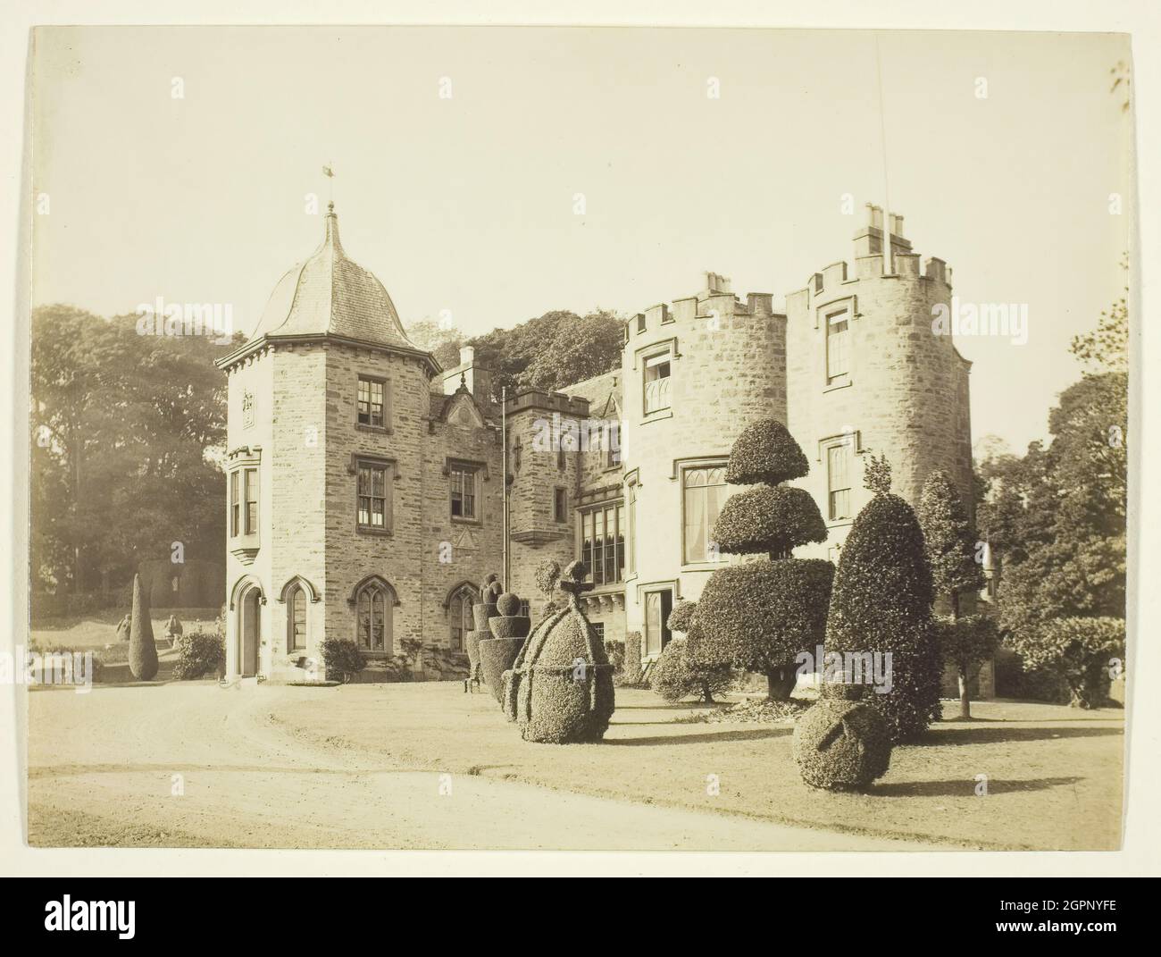 Untitled (The Corner House, costruito da Norman Shaw, vista della facciata anteriore), c.. 1869. Casa su Shortlands Road a Bromley in Kent, progettato da Richard Norman Shaw e costruito nel 1868-69 per George Lillie Craik e Dinah Maria Craik. Nota topiario insolito. Stampa albume. Foto Stock