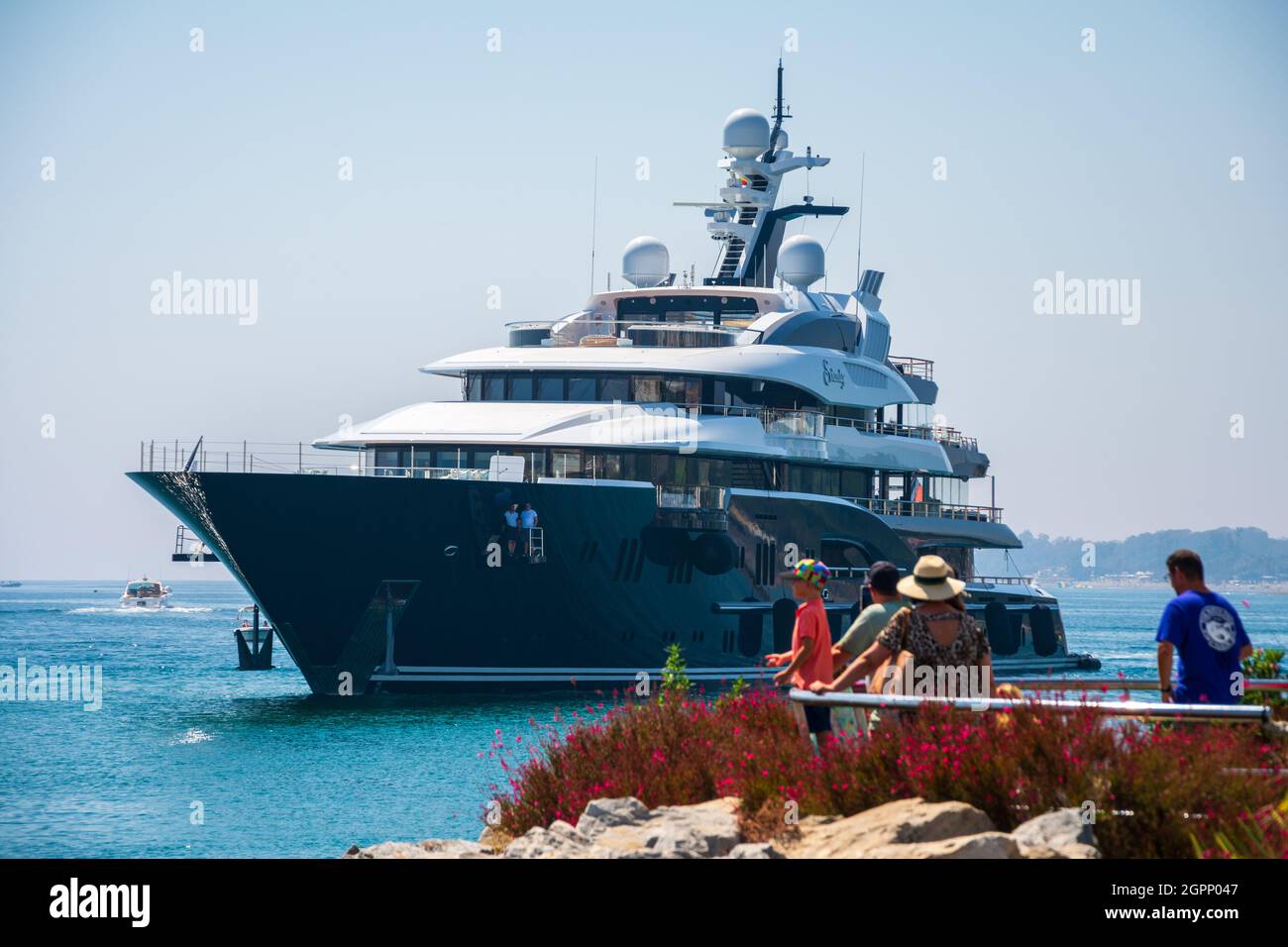 Marbella, Malaga, Spagna 1° settembre 2019. Mega yacht Solandge di 85 metri, costruito dal cantiere navale di Lürssen in Germania arrivando al porto di Puerto Banus Foto Stock