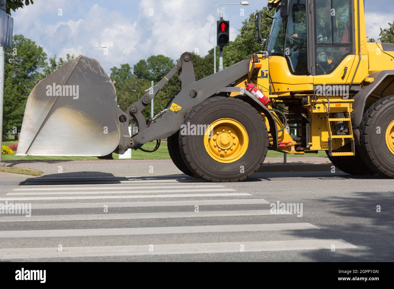 escavatore giallo su crosswalk Foto Stock