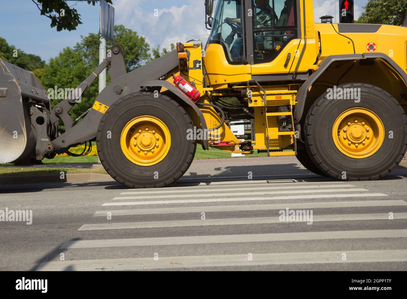 escavatore giallo su crosswalk Foto Stock