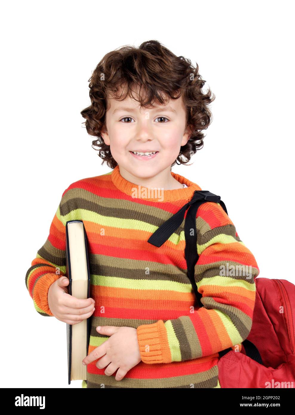 Felice sorridente ragazzo di 8 anni con zaino e un libro pronto per andare a scuola isolato su sfondo bianco con spazio copia Foto Stock