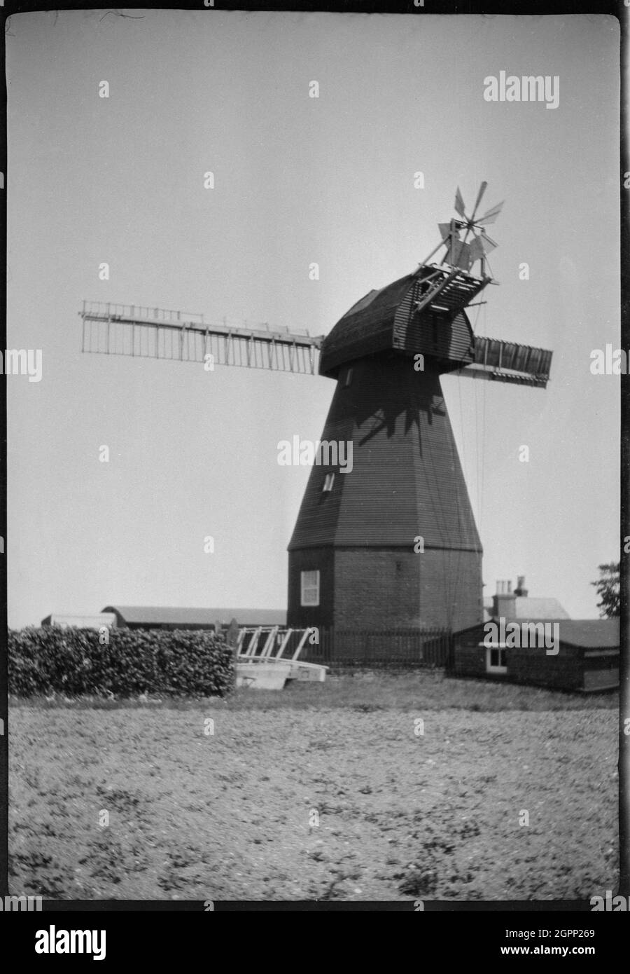 Rondle Mill, dover Road, Ringwant, dover, Kent, 1929. Una vista del Mulino di Riple, che mostra intatto il mulino a smock ma con solo due vele. Questo mulino a fumo è stato originariamente costruito a Drellingore, ma è stato spostato in questo sito nel 1807. Nel 1927 aveva perso due delle sue vele e aveva cessato di funzionare entro il 1945, diventando poi una stazione di teleruttore. Foto Stock