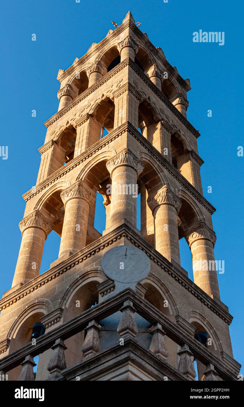 Old Stone Tower Blue Sky sfondo Foto Stock