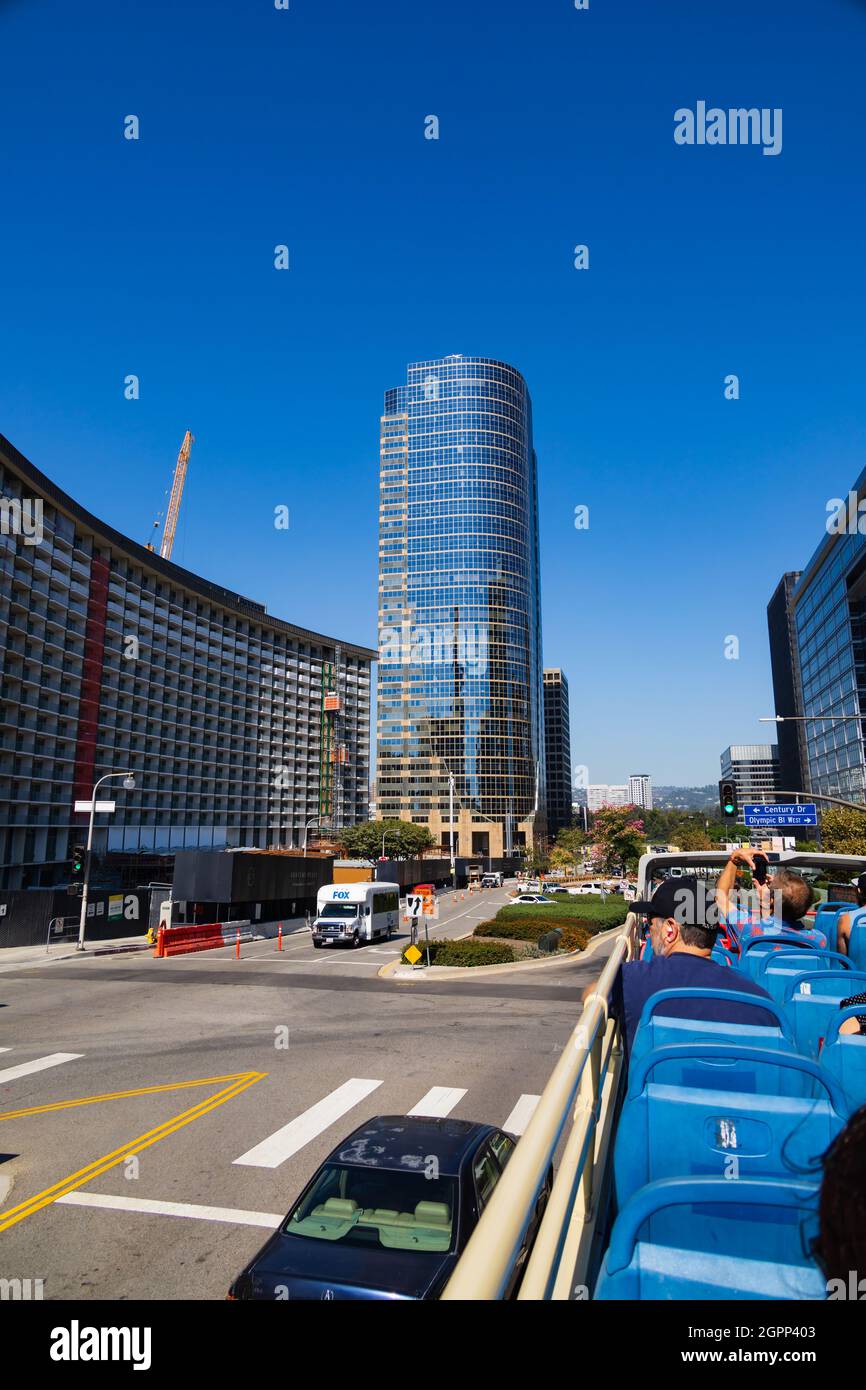 Fairmont Century Plaza sull'Avenue of the stars dell'Olympic Bl West e Century Dr. Vista dall'autobus panoramico scoperto. Los Angeles, California Foto Stock