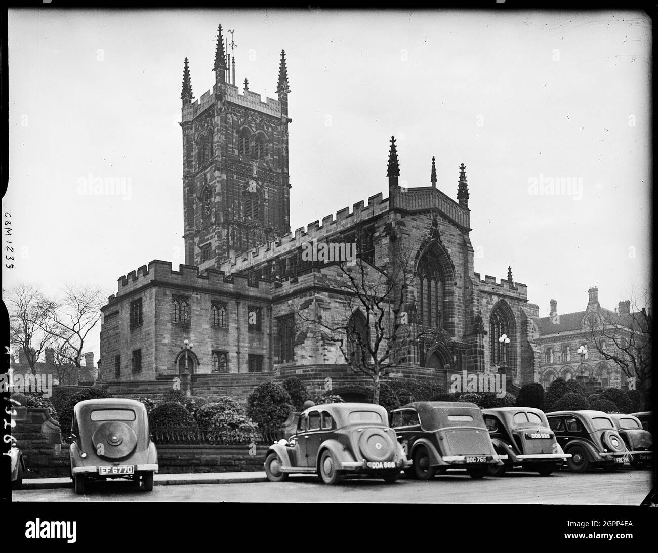 Chiesa Collegiata di San Pietro, Lich Gates, Wolverhampton, primavera 1942. Chiesa di San Pietro vista da nord-ovest. Foto Stock
