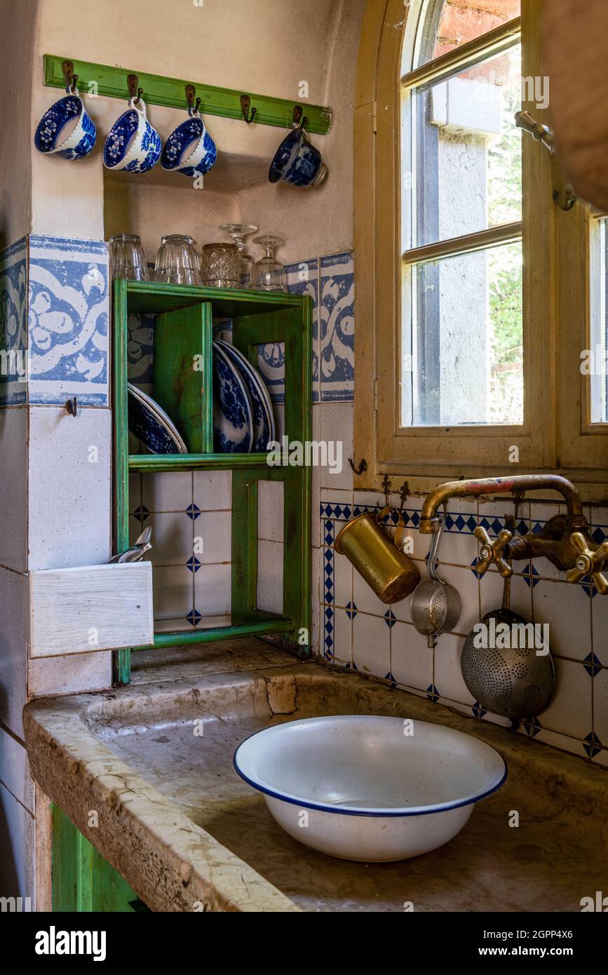 Stoviglie blu e bianche al lavello della cucina in villa italiana sulle  rive del Lago di Garda Foto stock - Alamy