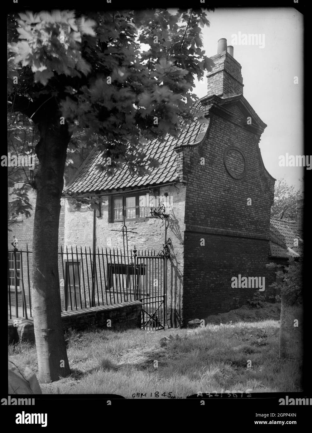 The Exorcist's House, Chapel Lane, Kings Lynn, King's Lynn e West Norfolk, Norfolk, 1942. La Casa degli Esorcisti è vista dal cortile della Cappella di San Nicola. Nel XVII secolo il cottage era la casa di un prete che eseguiva esorcismi all'interno della parrocchia. Durante l'ultima parte del 20 ° secolo l'indirizzo è stato cambiato da 8 a 7 Chapel Lane. Foto Stock