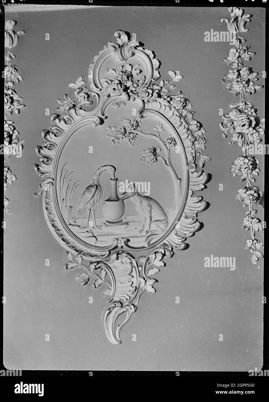 Somerset House, Halifax, Calderdale, 1942. Una vista dettagliata di un pannello di gesso in Somerset House, che illustra la Fabile di Aesop, la volpe e la cicogna. Somerset House originariamente consisteva di una casa di città e due magazzini, che da allora sono stati utilizzati come una banca, commerciale, residenziale e locali residenti autorità. La casa risale al 1766 e i magazzini a c1780, e tutti hanno subito modifiche del XIX e XX secolo. Gli edifici formano tre lati intorno ad un piazzale nel sud. L'interno della casa è in cartongesso di Guiseppe cortese, con pannelli che illustrano scene di Aesop Foto Stock