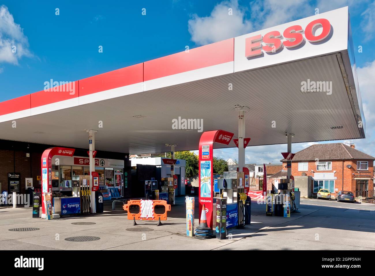 Warminster, Wiltshire, Regno Unito - 29 settembre 2021: Stazione di servizio esso a East Street, Warminster, Inghilterra, senza benzina. Foto Stock