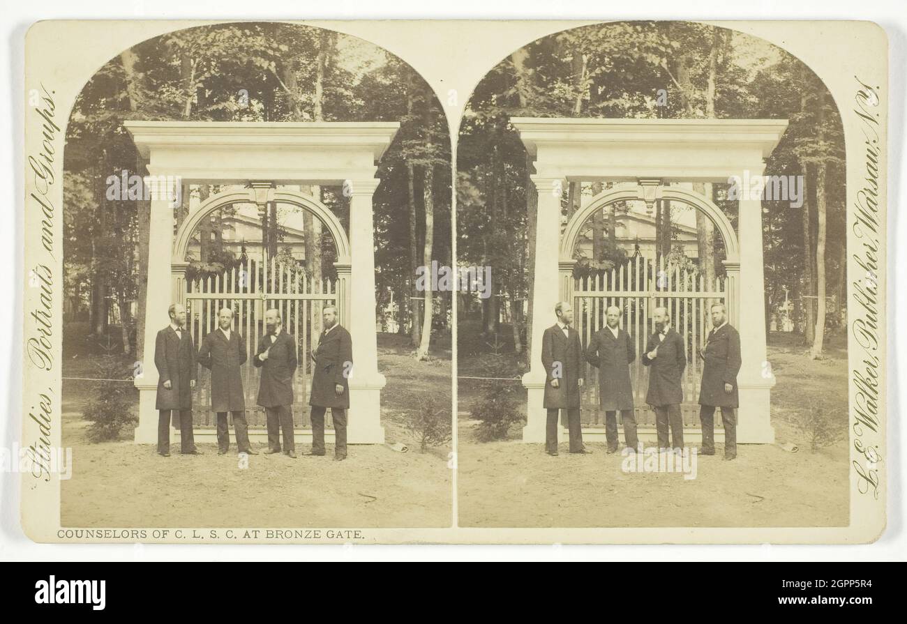 Consiglieri di C.L.S.C. al Bronze Gate, 1850/81. [Membri del Chautauqua Literary and Scientific Circle, Chautauqua, New York state, USA. Il club è stato fondato nel 1878 dal vescovo John Heyl Vincent, e si dice che sia il più antico Continuous Book Club d'America]. Stampa albume, stereocard, della serie "Studies, Portraits and Groups". Foto Stock