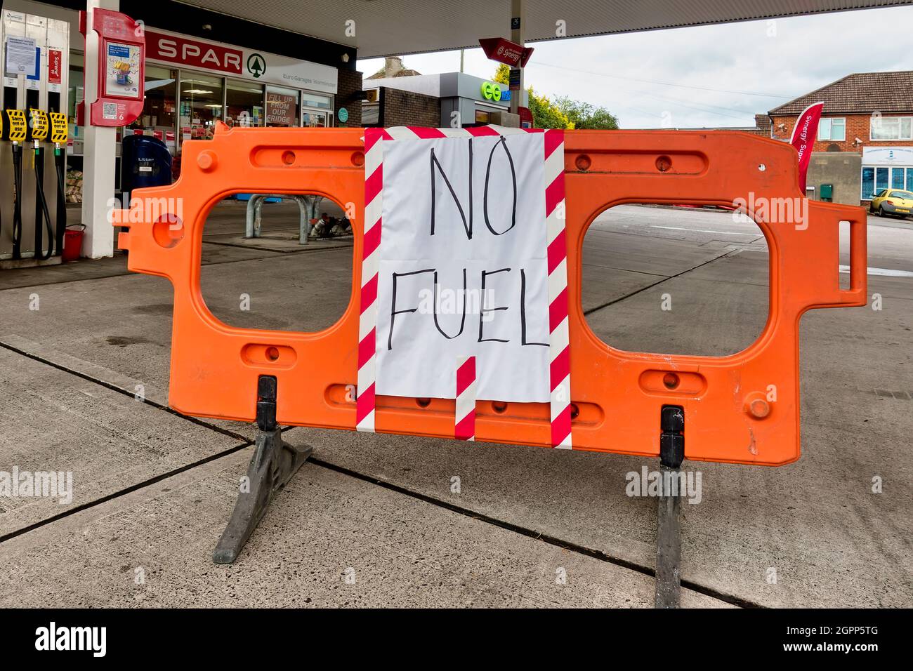 Warminster, Wiltshire, Regno Unito - 28 settembre 2021: Un cartello No Fuel sul piazzale di una stazione di servizio esso a East Street, Warminster, Wiltshire, Regno Unito Foto Stock