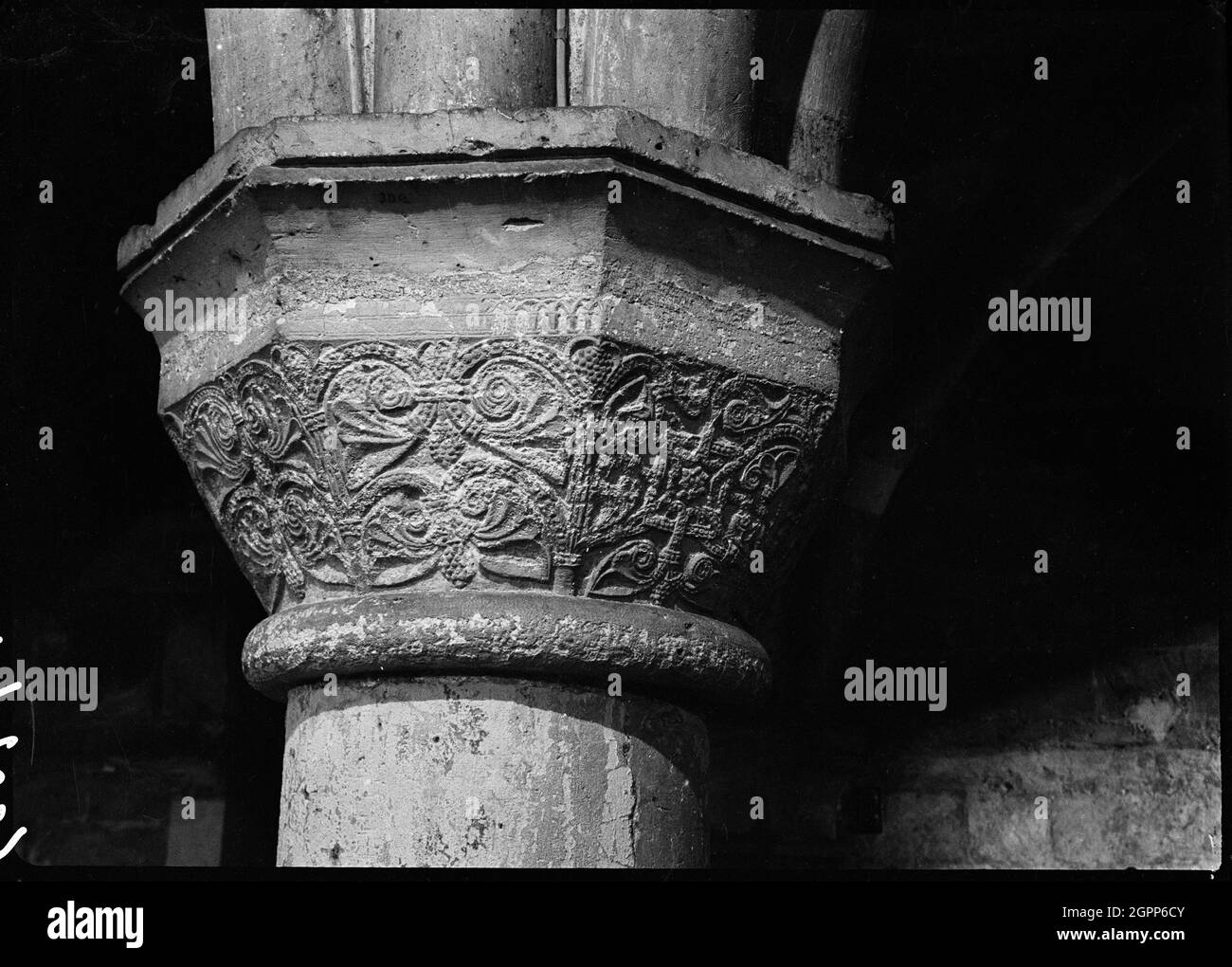 York Minster, Minster Yard, York, 1942. Una vista dettagliata di una capitale scolpita del molo nella cripta di York Minster, conosciuta anche come la Chiesa della Cattedrale di San Pietro. La cripta ha porticato di pieri rotondi squat con capitelli scolpiti. I capitelli sono poligonali e sostengono le nervature del soffitto a volta. Sono intagliati con disegni fogliati interbloccanti con dot-work. Foto Stock