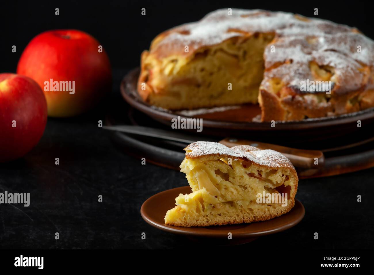 Torta di mele appena sfornata in casa su un piatto Foto Stock