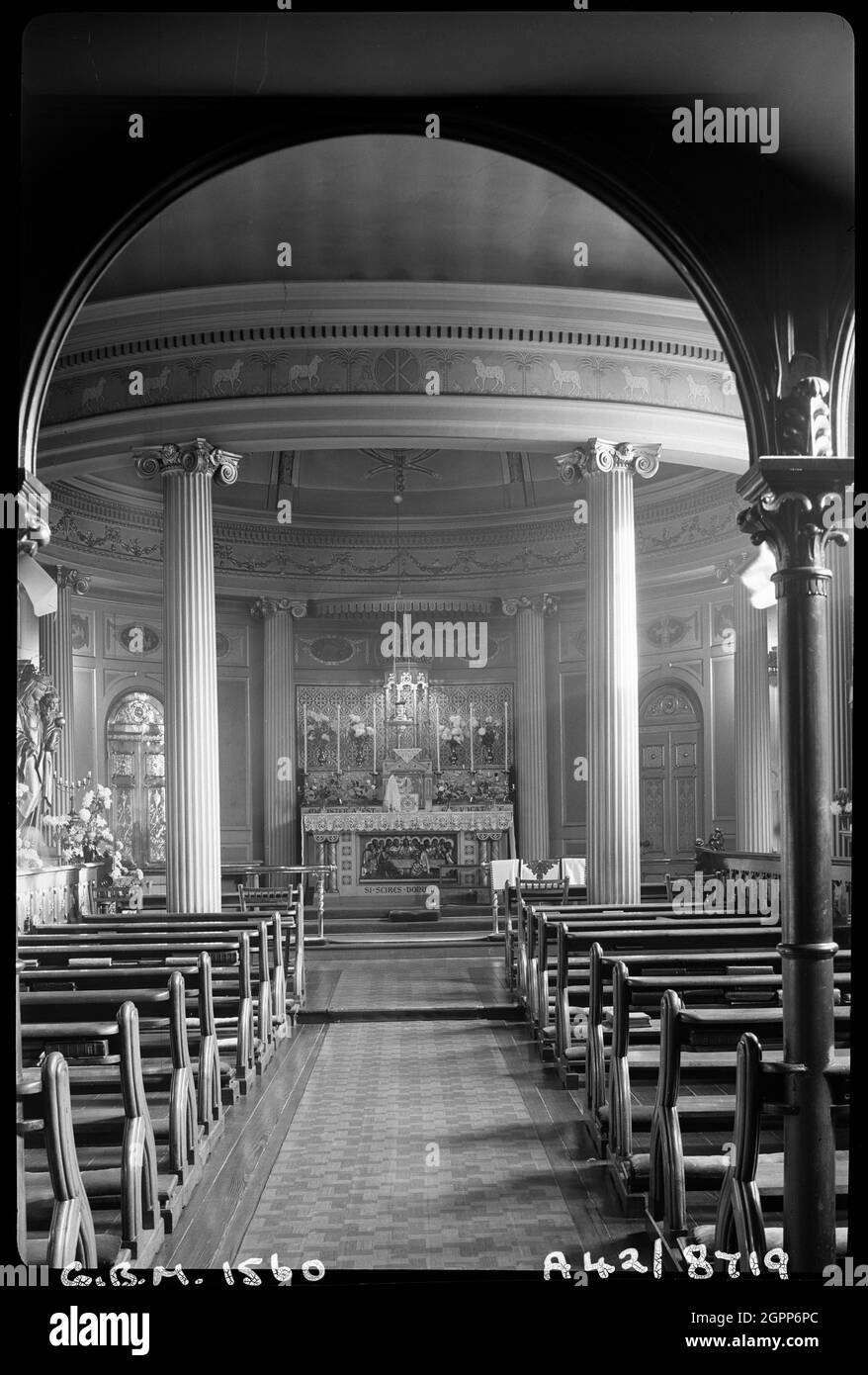 Bar Convent, Blossom Street, York, 1942. Una vista interna della Cappella del Convento del Bar, guardando verso il santuario a cupola da sotto un arco di galleria a testa tonda. La cappella fa parte del convento e della scuola dell'Istituto della Beata Vergine Maria. Il blocco della cappella risale al 1766-1769 ed è situato a sud-est del convento. Il coro è a cupola e ha una rotunda ionica di otto colonne. La navata ha tre baie, con un transetto nord e sud all'estremità orientale. Ad ovest è una galleria d'organo supportata da un portico di tre archi a testa tonda. Ha una balaustra in ferro battuto, e u Foto Stock