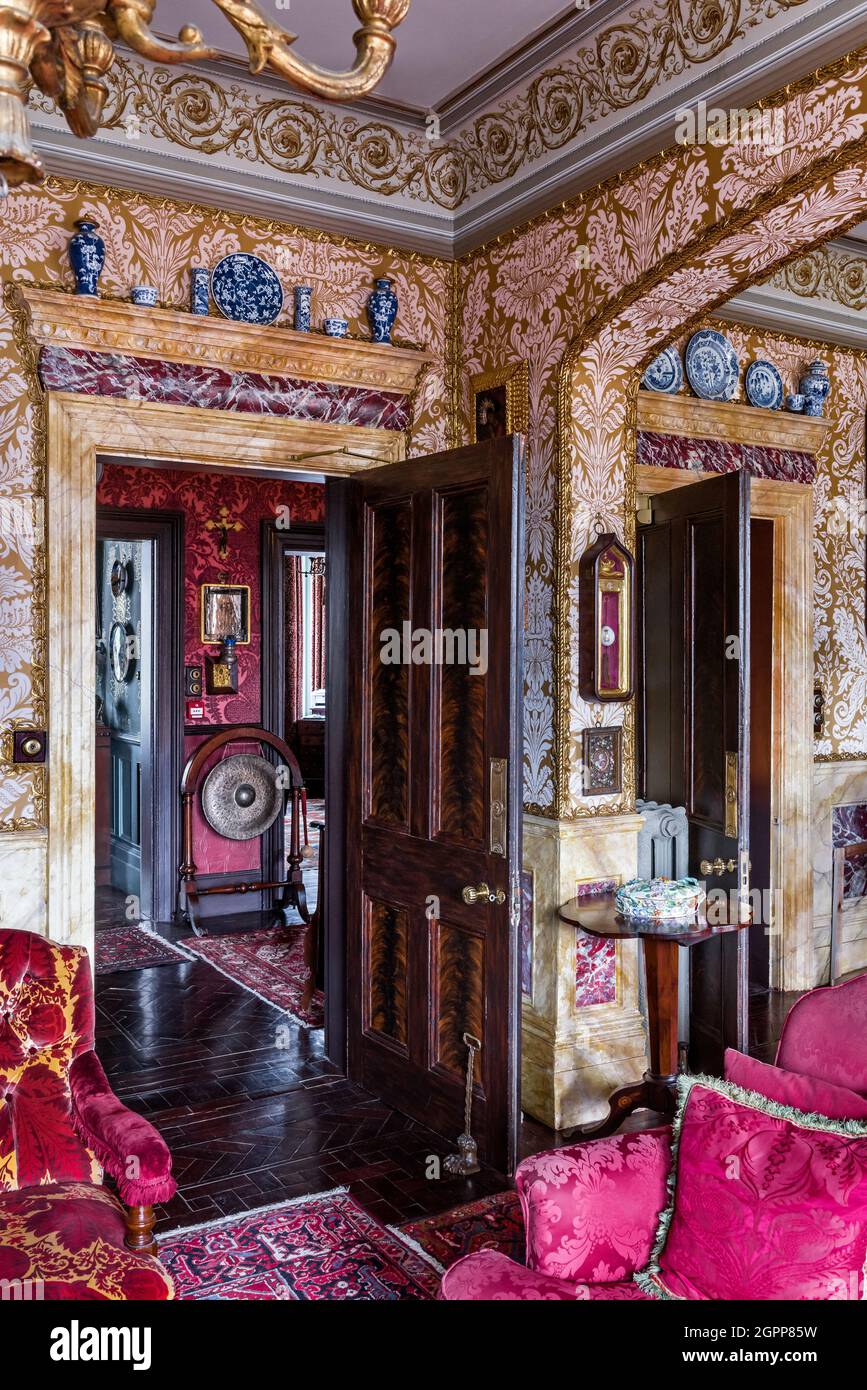 Strati di motivi e porta aperta Benedetto's B & B, St Leonards-on-Sea Foto Stock