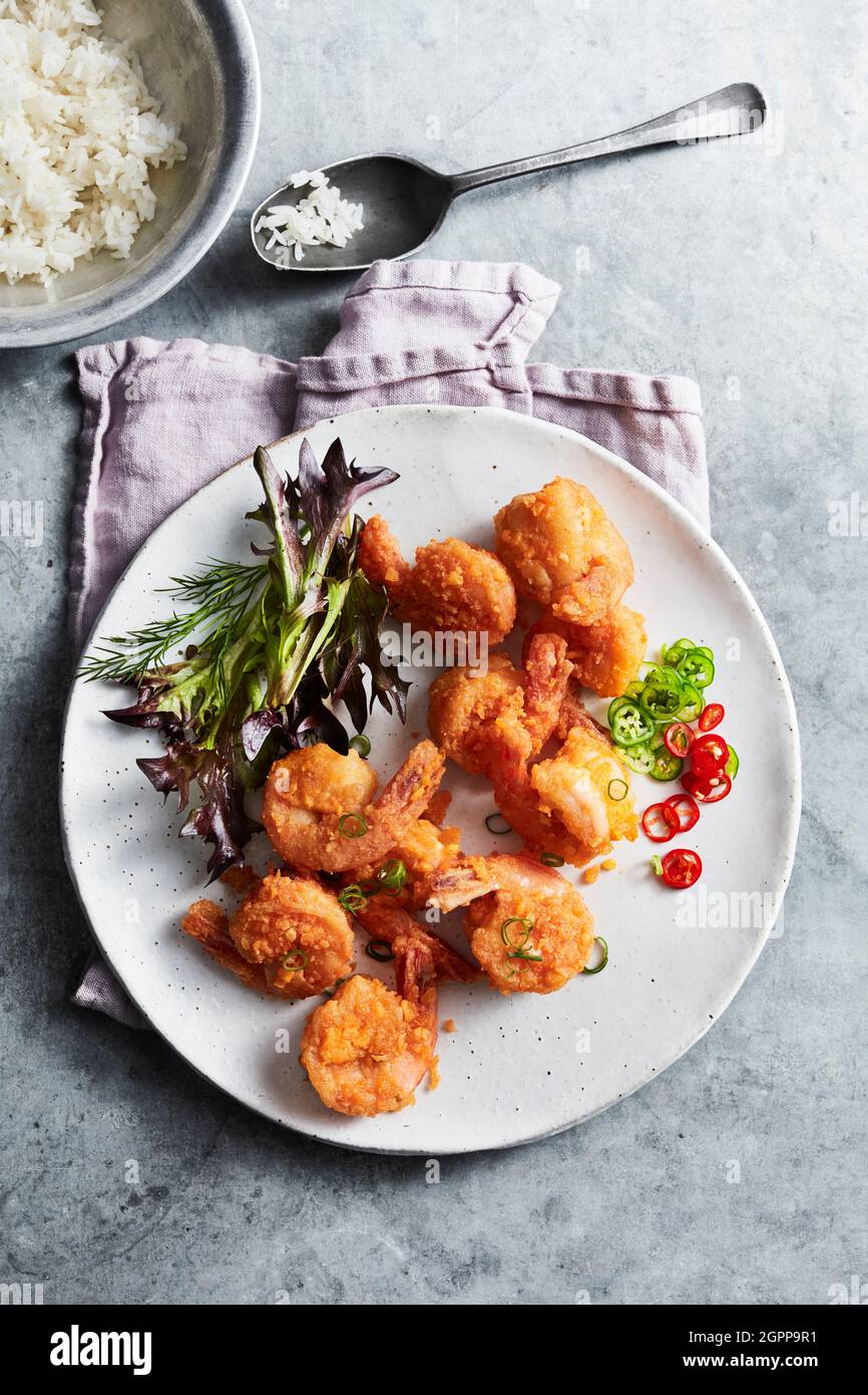 Vista dall'alto del koong pad kai-kem, mescolare gamberetti fritti con tuorlo d'uovo salato Foto Stock