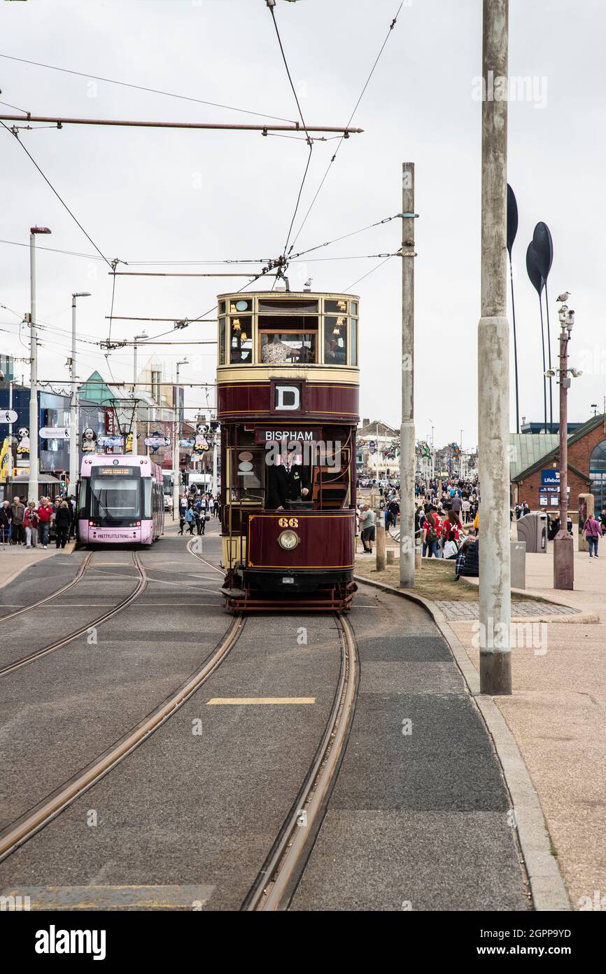 L'ultima auto Bolton Corporation Tramways rimanente 66 che corre sul lungomare di Blackpool è stata ritirata dal servizio e successivamente ricostruita Foto Stock