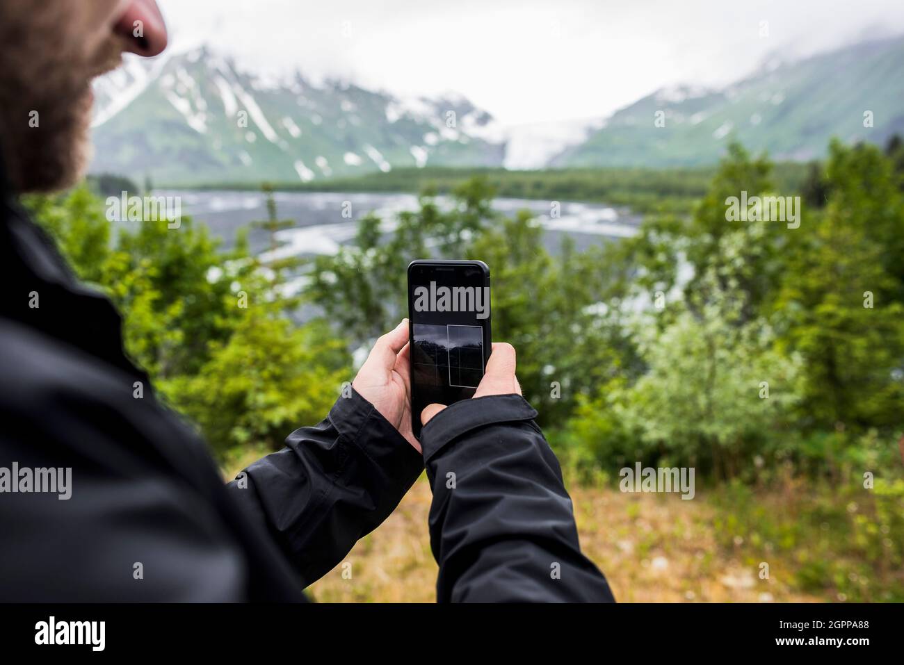 USA, Alaska, primo piano di escursionista fotografando il paesaggio nel Denali National Park Foto Stock
