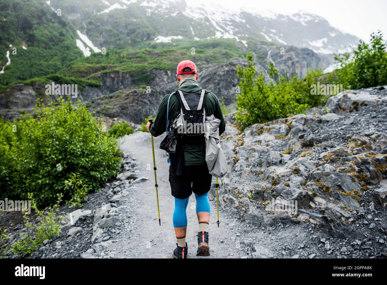 USA, Alaska, vista posteriore dell'escursionista sul sentiero nel Denali National Park Foto Stock