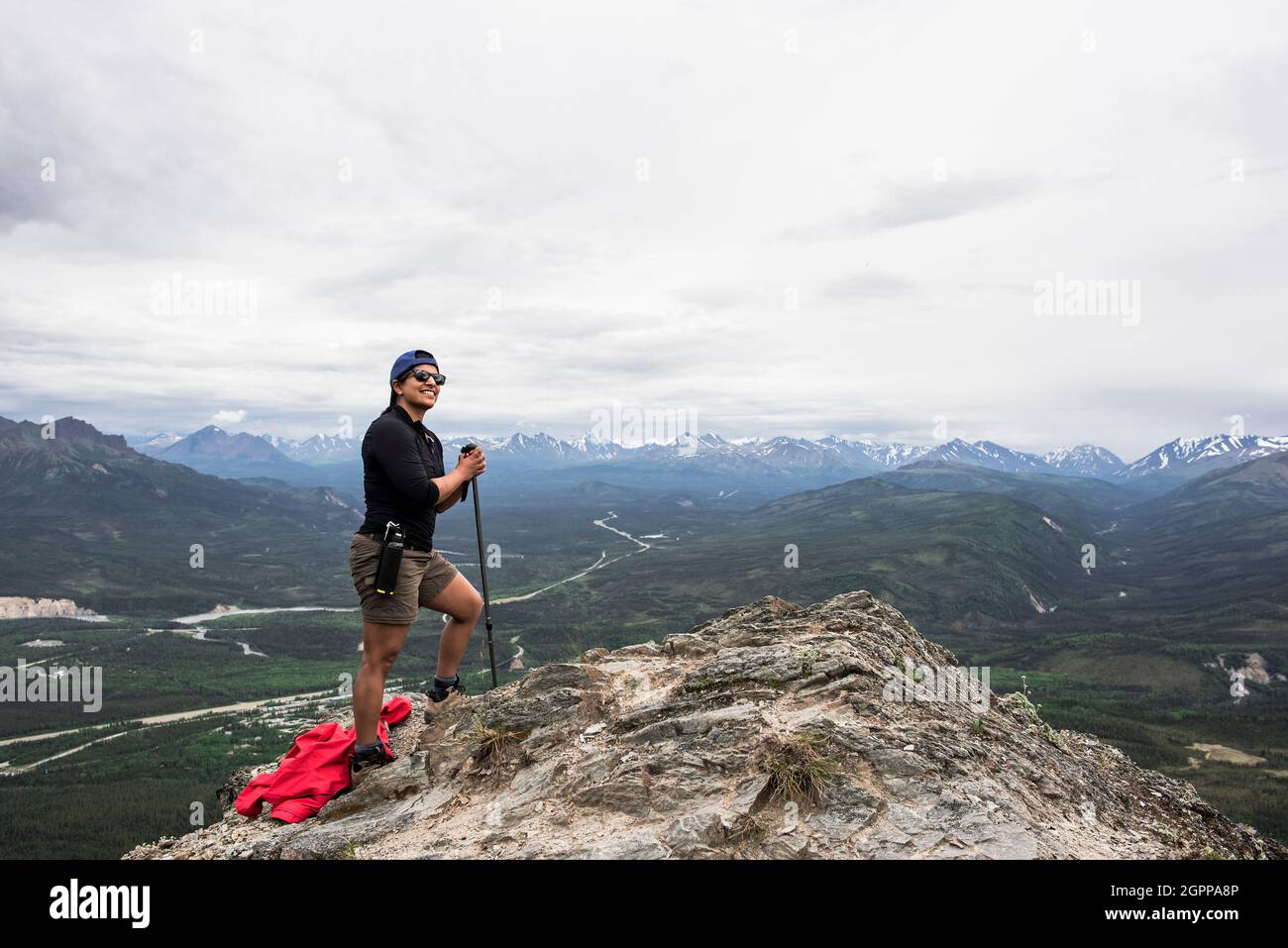 USA, Alaska, escursionista femminile in cima alla montagna nel Denali National Park Foto Stock