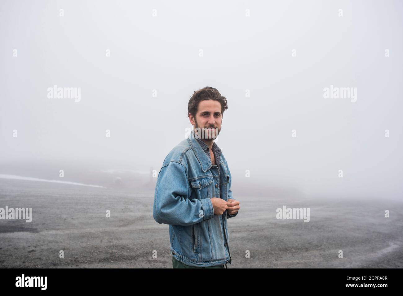 USA, Alaska, Ritratto dell'uomo nel paesaggio di nebbia nel Parco Nazionale dei fiordi di Kenai Foto Stock