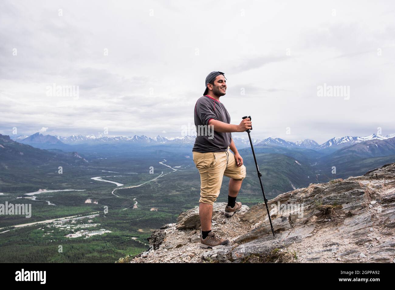 USA, Alaska, escursionista sorridente in cima alla montagna nel Denali National Park Foto Stock