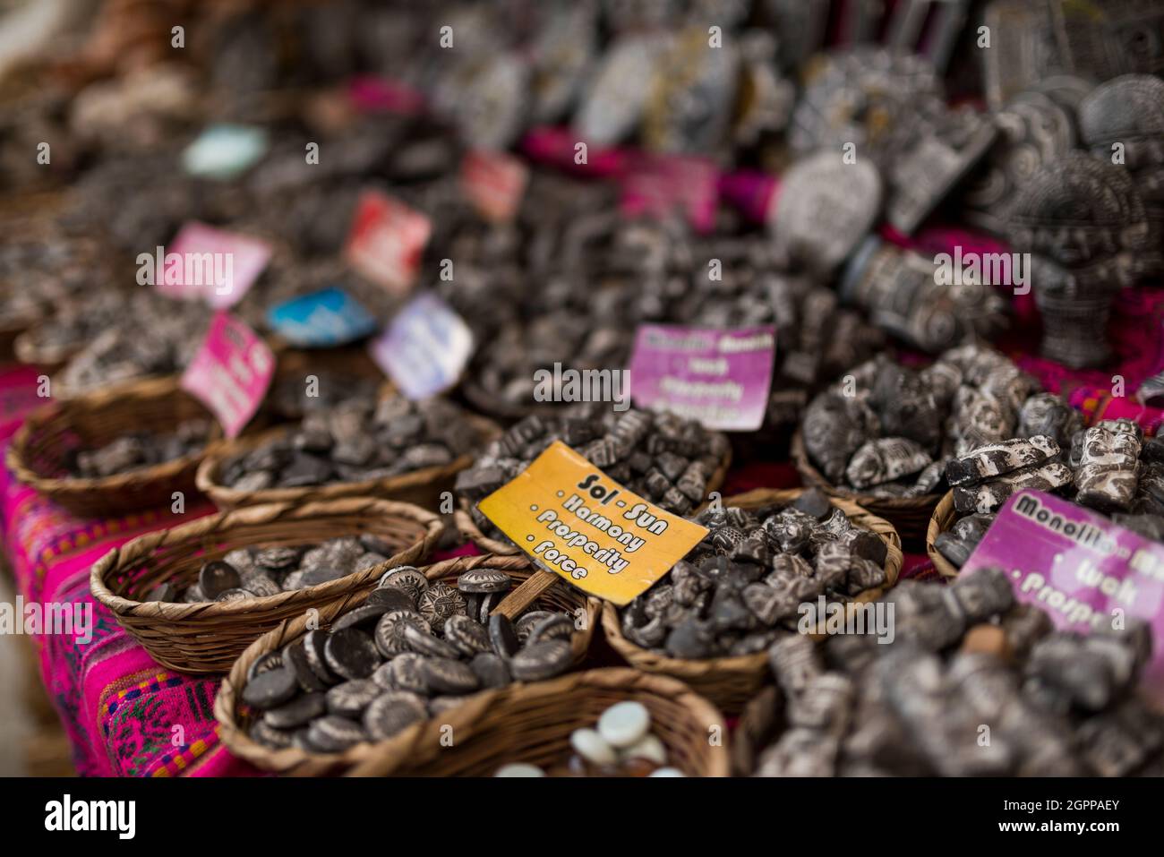 Bolivia, la Paz, Amulets in stalla a Hercardo de Hechiceria (mercato delle streghe) Foto Stock