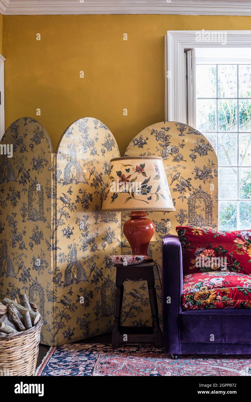 Toile de Jouy schermo con un mix di colori e motivi audaci nel soggiorno Suffolk. Foto Stock