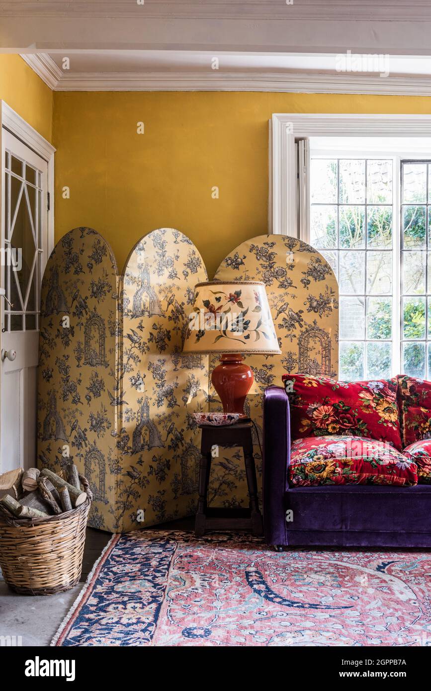 Toile de Jouy schermo con un mix di colori e motivi audaci nel soggiorno Suffolk. Foto Stock