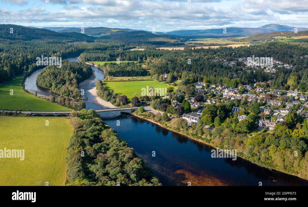 Vista aerea dal drone del villaggio di Aboyne sul fiume Dee a Deeside, Aberdeenshire, Scozia, Regno Unito Foto Stock