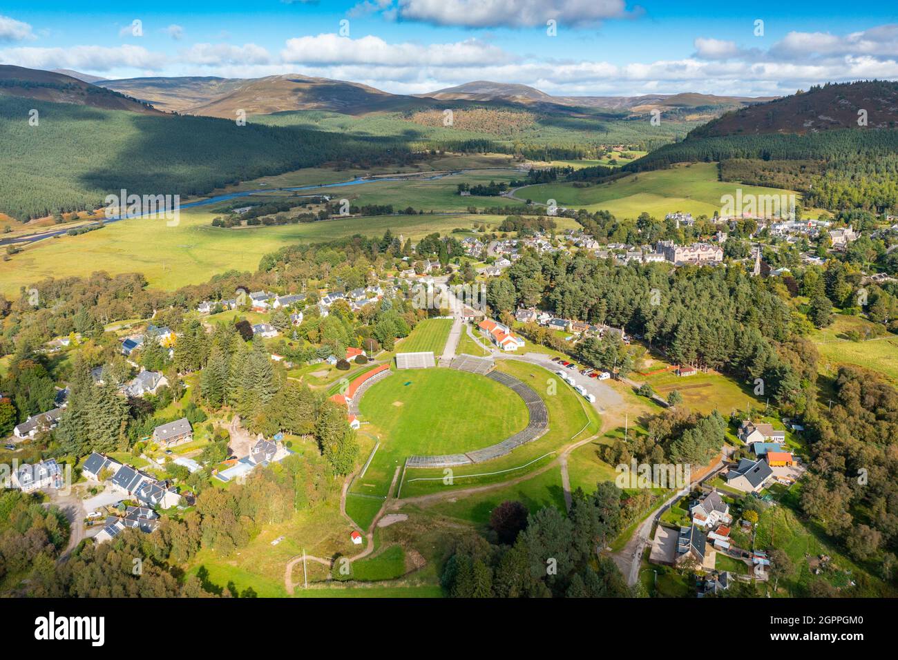 Vista aerea dal drone del villaggio di Braemar nel Cairngorms National Park, sul Royal Deeside, Aberdeenshire, Scozia, Regno Unito Foto Stock