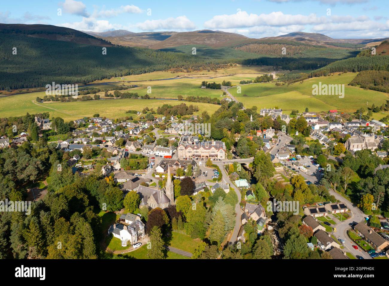 Vista aerea dal drone del villaggio di Braemar nel Cairngorms National Park, sul Royal Deeside, Aberdeenshire, Scozia, Regno Unito Foto Stock