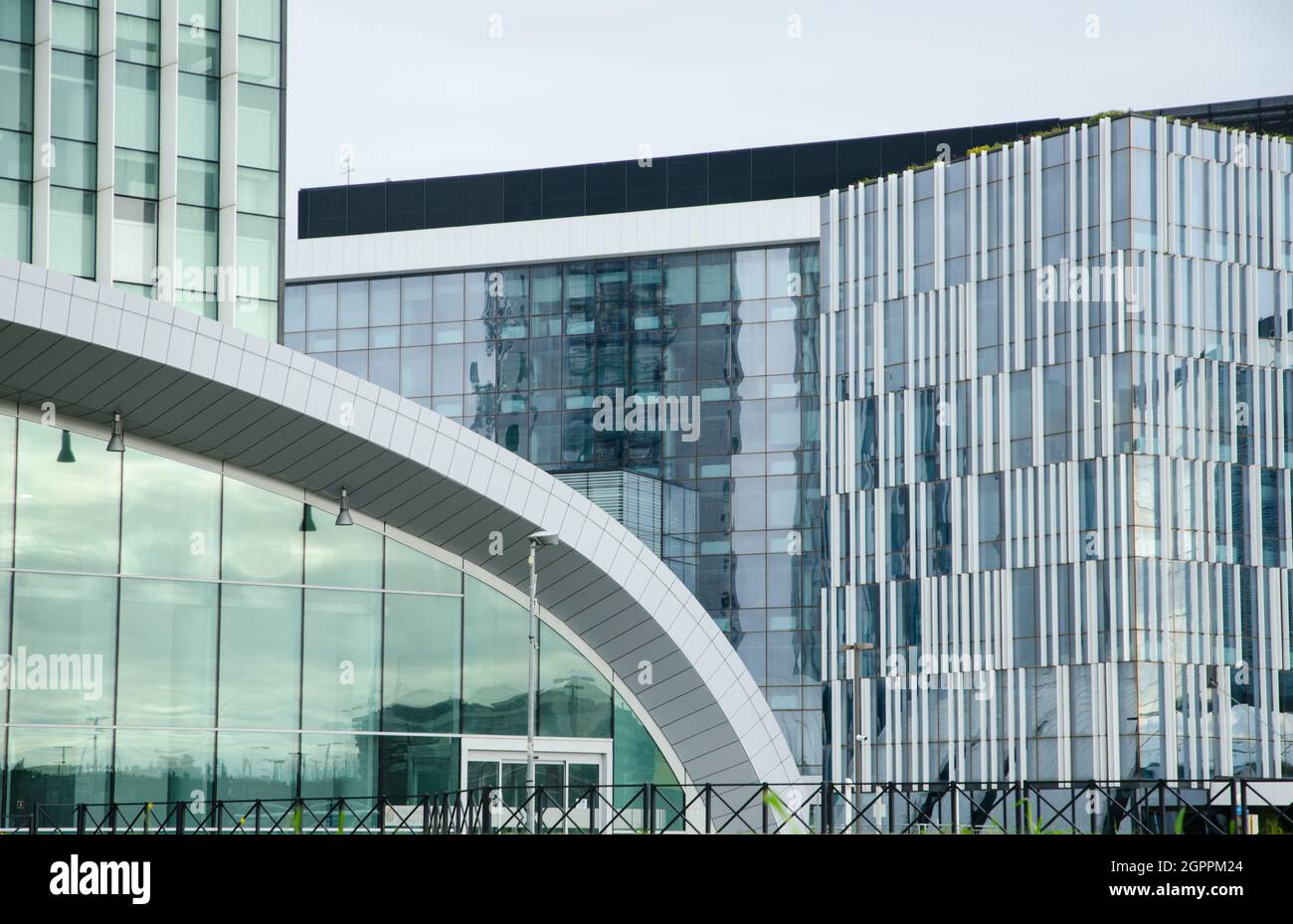 Roma, Italia. Gennaio 2021. Moderni edifici per uffici in un quartiere degli affari. Costruzioni in vetro e acciaio Foto Stock