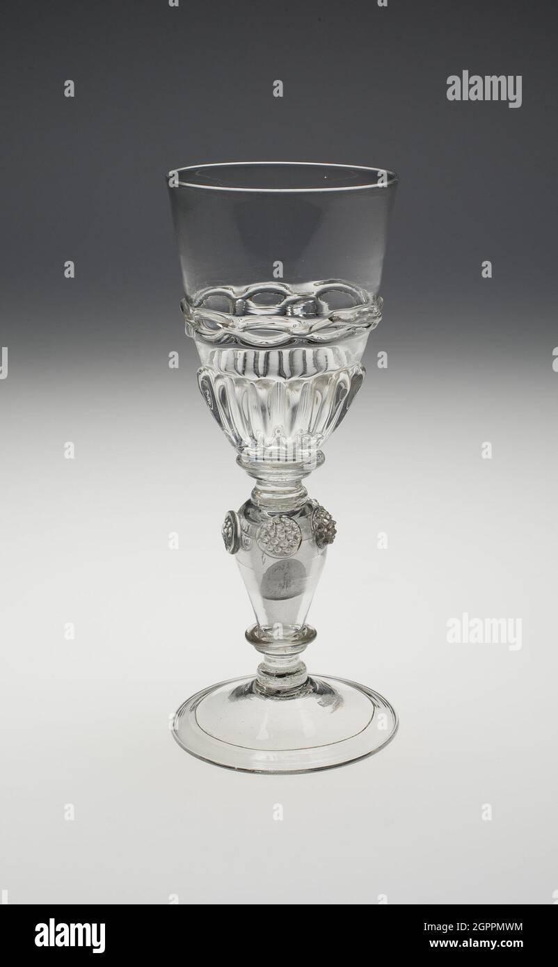 Wineglass contenente due monete d'argento Carlo II non circolate del 1670 e del 1671, , c.. 1690-1710. Foto Stock