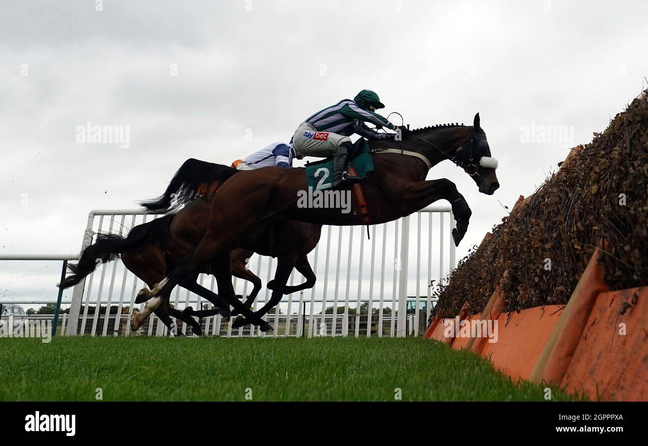 Breaking Waves indolged by jockey Daryl Jacob liberare una recinzione durante l'ostacolo Ignite handicap all'ippodromo di Warwick. Data foto: Giovedì 30 settembre 2021. Foto Stock