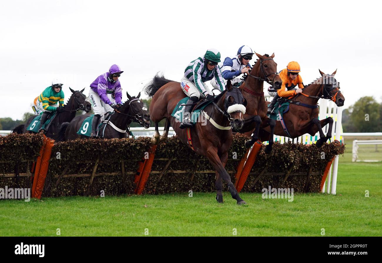 Infrangendo le onde cavalcate dal jockey Daryl Jacob (no.2) si cancella una recinzione durante la barriera Ignite handicap a Warwick Racecourse. Data foto: Giovedì 30 settembre 2021. Foto Stock