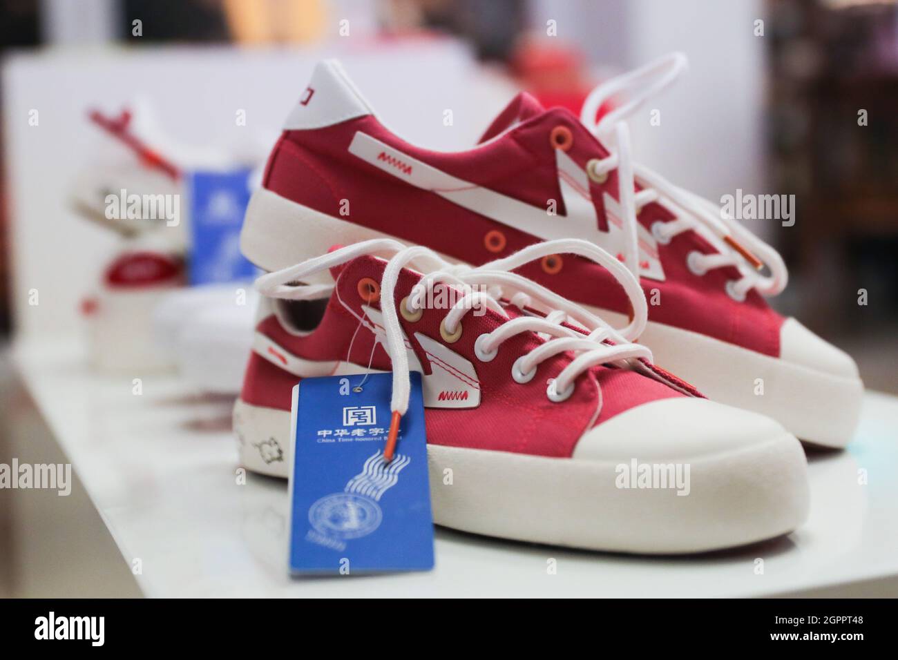 Bruxelles, Belgio. 30 settembre 2021. Le sneakers sono esposte al 'Shanghai Living Room' disegnato da Shanghai Exhibition all'Atlas Creative Space di Bruxelles, Belgio, 30 settembre 2021. La mostra presenta prodotti creativi di interior design, elettrodomestici, bellezza e cura della pelle, culturali e sportivi, lifestyle, Ecc., da Shanghai della Cina orientale. Credit: Zheng Huansong/Xinhua/Alamy Live News Foto Stock