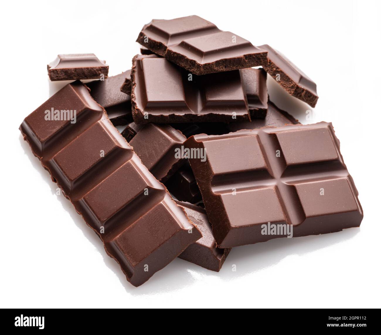 Pezzi di barretta di cioccolato fondente isolati su sfondo bianco. Il cibo dolce è fatto di cacao e zucchero. Foto Stock