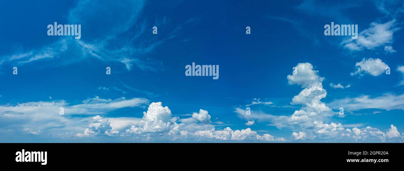 Cielo blu profondo e diversi tipi di nuvole bianche in esso. Bellissimo sfondo naturale. Foto Stock
