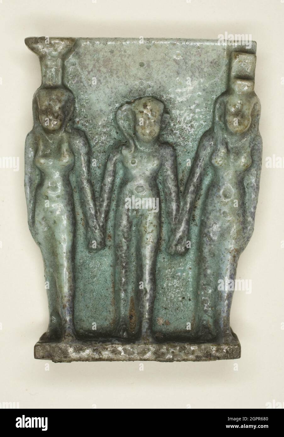 Amuleto della Triade osirica (Nefthys, Horus e Isis), Egitto, tardo periodo, Dynasty 26 (664-525 a.C.). Foto Stock