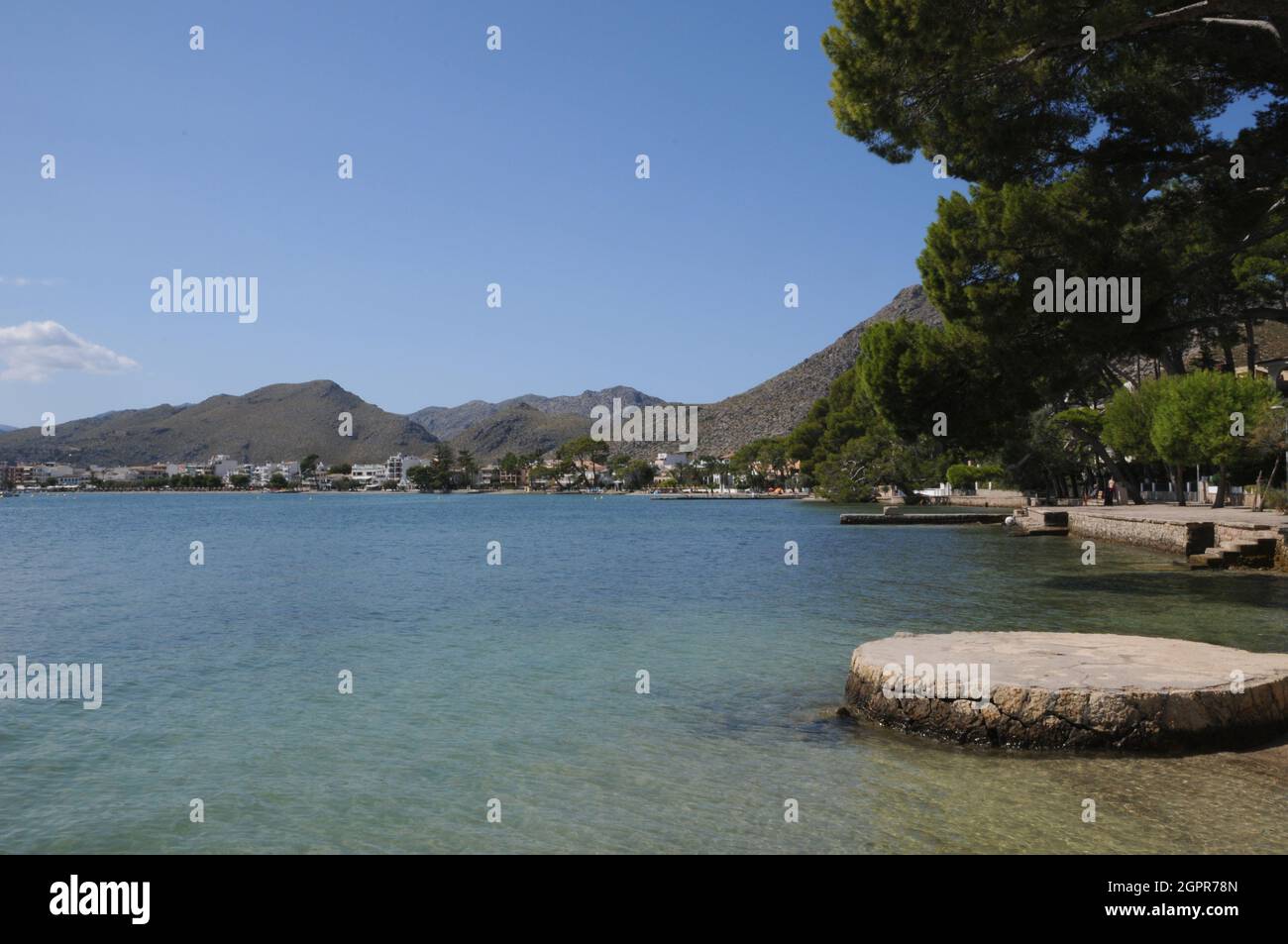 L'area della spiaggia all'estremità nord di Port de Pollenca, conosciuta come Pine Walk, è tranquilla, residenziale e un mondo lontano dalla spiaggia principale. Foto Stock